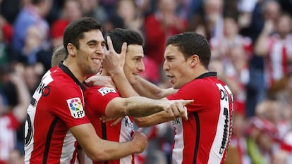De Marcos celebra con Aduriz, en el centro, el cuarto gol del Athletic.