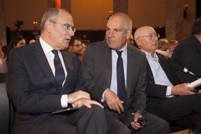 Jaume Duch Guillot y Antonio Caño, en el foro 'Fake News' celebrado en el Círculo de Bellas Artes.