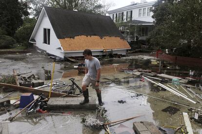 Joseph Eudi, un vecino de New Bern (Carolina del Norte), camina cerca de los restos de su vivienda, el 16 de septiembre.