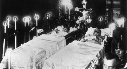 Los cuerpos del archiduque Francisco Fernando y su esposa, Sophie, tras su asesinato en Sarajevo en junio de 1914.