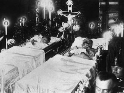 Los cuerpos del archiduque Francisco Fernando y su esposa, Sophie, tras su asesinato en Sarajevo en junio de 1914.