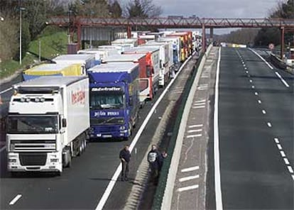 Aspecto que presentaba la fila de camiones parados a mediodía de ayer a pocos kilómetros de la frontera de Biriatou, en Francia.