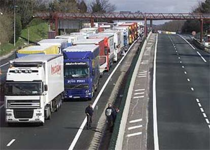 Aspecto que presentaba la fila de camiones parados a mediodía de ayer a pocos kilómetros de la frontera de Biriatou, en Francia.