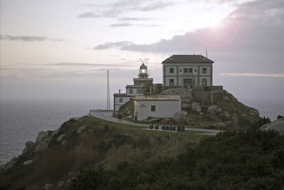 A escasos pasos del faro de Finisterre, se levanta O Semáforo, un antiguo puesto de vigilancia militar convertido en un coqueto hotel (cerrado del 1 al 30 de noviembre) de sólo cinco habitaciones, en 1999. Un emplazamiento privilegiado sobre el océano Atlántico (<a href="http://www.osemaforo.com" rel="nofollow" target="_blank">www.osemaforo.com</a>).