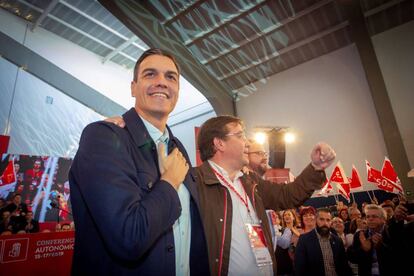 Pedro Sánchez y Guillermo Fernández Vara en el acto del PSOE en Mérida.