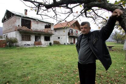 Bajraktarevic, junto a la casa de sus vecinos, destruida por los serbios.