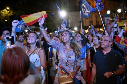 Ambiente en la sede madrileña del PP en Génova 13 durante esta noche electoral. 