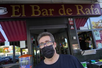 Rafael Navarro delante de su bar en La Laguna (Parla), donde el PP ha pasado de ser la cuarta fuerza a ser la primera