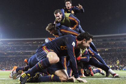 Xavi, Llorente, Mata y Capdevila celebran el gol de Villa a Paraguay en los cuartos de final.