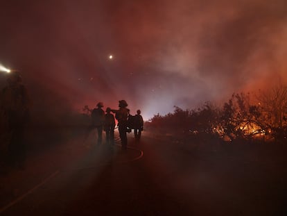 Bomberos trabajan para detener el incendio, este 16 de junio en Gorman (California).