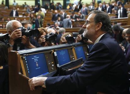El presidente del Gobierno en funciones, Mariano Rajoy, en su escaño del hemiciclo del Congreso de los Diputados.