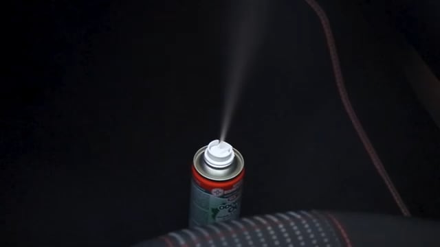Este espray purificador emana una fragancia a talco agradable.