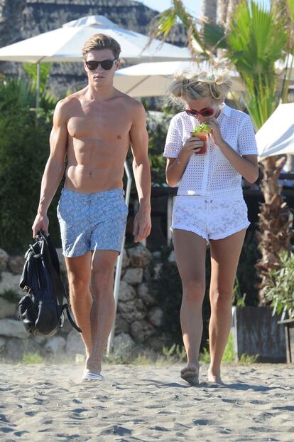 La cantante Pixie Lott y su novio el modelo Oliver Cheshire lucen palmito en las playas de Marbella.

	 