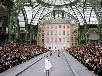 La escenografía de Chanel en el Grand Palais remitía ayer a la casa donde Coco forjó el mito de la firma francesa. A la derecha, desfile de Valentino, ayer en París.