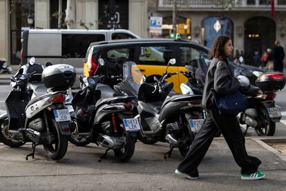 Motos aparcadas en uno de los separadores de calzadas del paseo de Gràcia, este viernes.