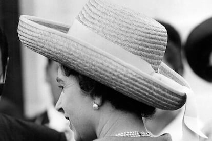 Desde que llegó al trono, Isabel II ha lucido más de 5.000 sombreros convirtiéndose así en la amantísima fanática de esta pieza por encima de cualquier otra mujer sobre la faz de la tierra. Aunque adora combinarlos con sus estilismos, nos quedamos con este modelo que llevó en los años 60 por su atemporalidad.