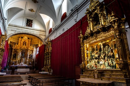 Iglesia del monasterio de San Antonio el Real. A la derecha, las figuras del retablo flamenco con escenas de la Pasión de Cristo, del siglo XV.