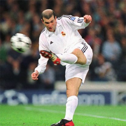 Zidane golpea el balón en su célebre gol de Glasgow, en 2002.