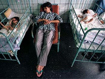 Pablo Francisco Gómez duerme junto a sus hijos, Pablo Enrique y Juan Facundo, en un hospital de Tucumán.