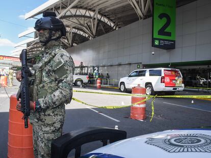 Elementos de la Marina Armada de México resguarda la entrada a la Terminal 2 del AICM, en Ciudad de México, en una fotografía de archivo.
