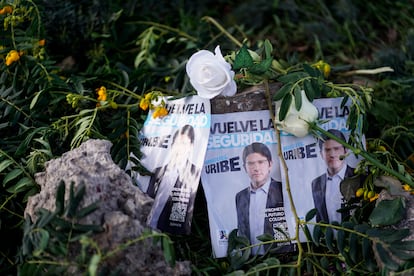 Altar en el lugar en el que fue atacado el político colombiano.