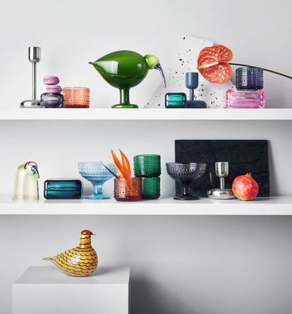 <p>La histórica firma finlandesa, <a href="https://www.iittala.com/es/en/home" target="_blank">Litala</a>, invitó a uno de sus diseñadores estrella, el sueco Matti Klenell (1972) al museo del vidrio en Nuutajärvi. De aquella visita y de la forma en la que los artesanos trabajaban este material, surgió The Nappula, la colección de candelabros presentados en varios colores con líneas clásicas y base firme. <strong>Precio:</strong> desde 36,90€.</p>