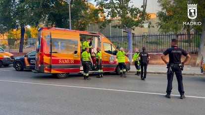 El Samur en la calle Pobladura del Valle, en el barrio de San Blas.