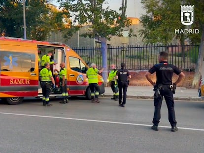 El Samur en la calle Pobladura del Valle, en el barrio de San Blas.