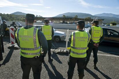 Agentes de la Guardia Civil en uno de los controles establecidos por los efectivos españoles y la Policía francesa en el municipio de Le Perthus (Francia), en la frontera con España, tras los atentados perpetrados en París.