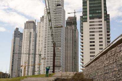 Los edificios de lujo de Puerto Madero, en Buenos Aires, fueron construidos en los últimos años; cerca de allí se levanta un barrio de chabolas.