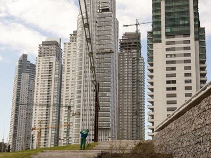 Los edificios de lujo de Puerto Madero, en Buenos Aires, fueron construidos en los últimos años; cerca de allí se levanta un barrio de chabolas.