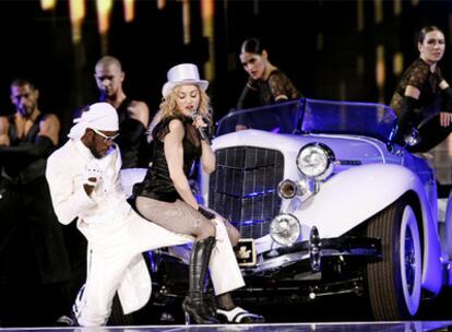 Madonna, rodeada de bailarines, en su actuación en el estadio Vicente Calderón.