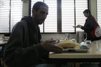 Los servicios sociales dan bonos para comprar comida en el supermercado y evitar la estigmatización de ir a un comedor social.