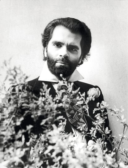 Karl Lagerfeld en los años sesenta, vestido como un dandi 'proustiano'.