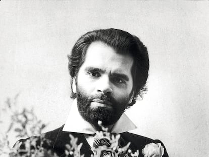 Karl Lagerfeld en los años sesenta, vestido como un dandi 'proustiano'.