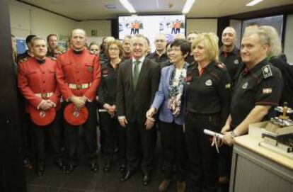 Urkullu posa con agentes de la Ertzaintza en San Sebastián.