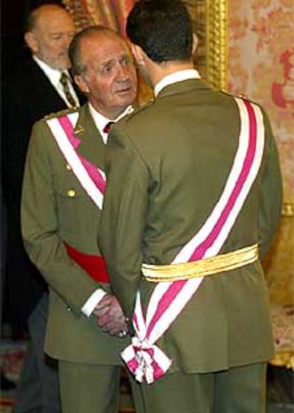 El Rey y el Príncipe hablan durante la celebración de la Pascua Militar.