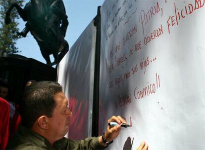 Chávez escribe unas palabras de apoyo a la enmienda constitucional en Caracas.