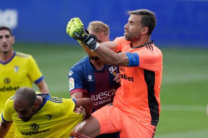 Alberto Cifuentes despeja un balón durante el Huesca-Cádiz.