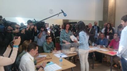 Begoña Villacís, de espaldas, durante la votación en Villanueva del Pardillo.