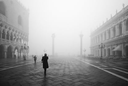 Lunes 9 de noviembre. Venecia amanece cubierta de niebla. El fotógrafo Marco Secchi decide obviar el color para hacer este reportaje de la ciudad de las góndolas envuelta en la bruma. En la imagen, un hombre camina por la plaza de San Marcos.