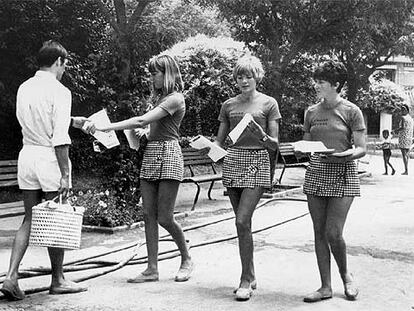 Palamós (Girona), años sesenta. Tres jóvenes francesas reparten publicidad en la calle.