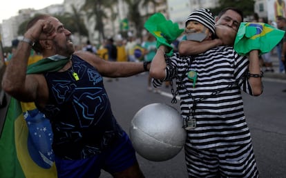 Manifestantes contrários a Lula brincam com imagem do presidente em protesto no Rio de Janeiro.