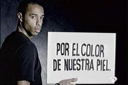 El delantero del Arsenal Henry posa para una campaña contra el racismo.