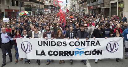 Unas tres mil personas se manifiestan en Murcia contra la corrupci&oacute;n. 