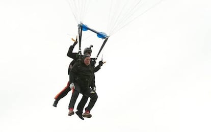 El expresidente George H.W. Bush celebra su 90 cumpleaños con un salto en paracaídas