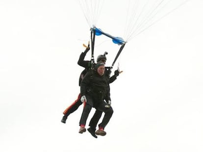 O ex-presidente George H.W. Bush celebra seu 90 aniversário com um salto em paracaídas