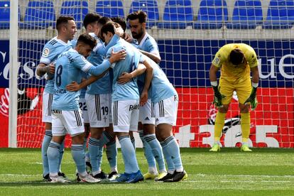 Los jugadores del Celta celebran uno de sus goles este domingo ante el Huesca en El Alcoraz.