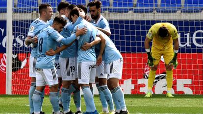 Los jugadores del Celta celebran uno de sus goles este domingo ante el Huesca en El Alcoraz.