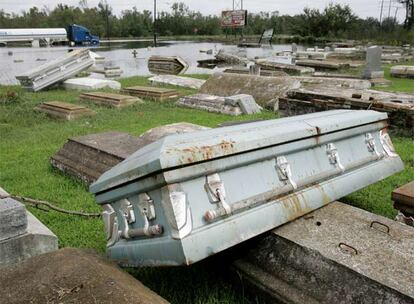 Un cementerio en Orange, Tejas, donde el huracán Ike ha hecho salir a la superficie varios ataúdes..